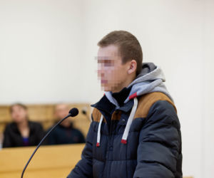 ZAATAKOWALI SIEKIERĄ, ŚMIEJĄ SIĘ W SĄDZIE.