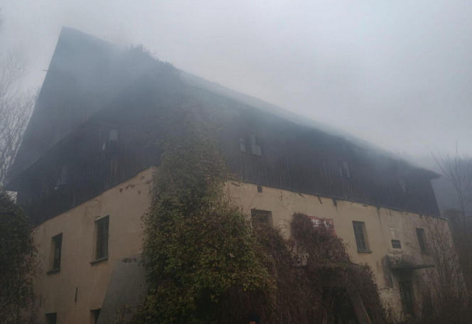 Chciał ukraść miedź, omal nie zginął. Dramat w starym młynie pod Puławami