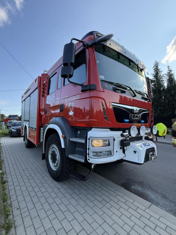 Dostawczak wjechał pod pociąg! Ogromne utrudnienia na kolei