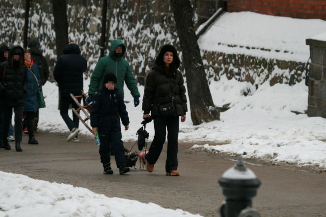 Marta Kaczyńska z synem na spacerze