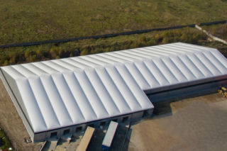 Hala namiotowa. Czy na halę namiotową trzeba mieć pozwolenie? Rodzaje konstrukcji i korzyści z ich zastosowania