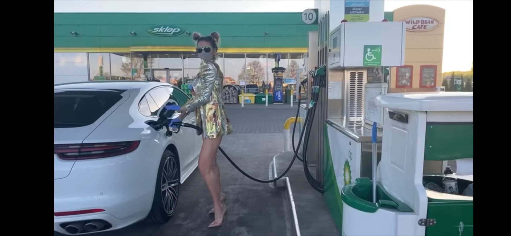 Monika Goździalska tankuje Porsche i pokazuje pupę