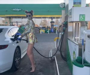 Monika Goździalska tankuje Porsche i pokazuje pupę