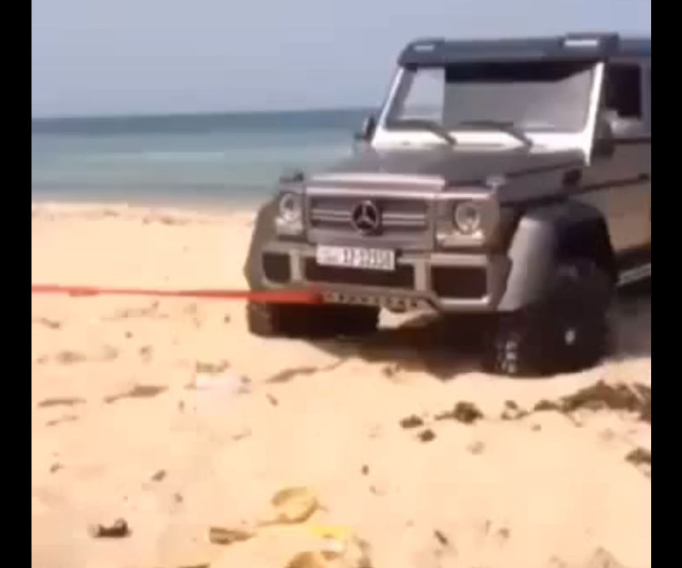 Terenowy Mercedes za 2 miliony złotych utknął na plaży
