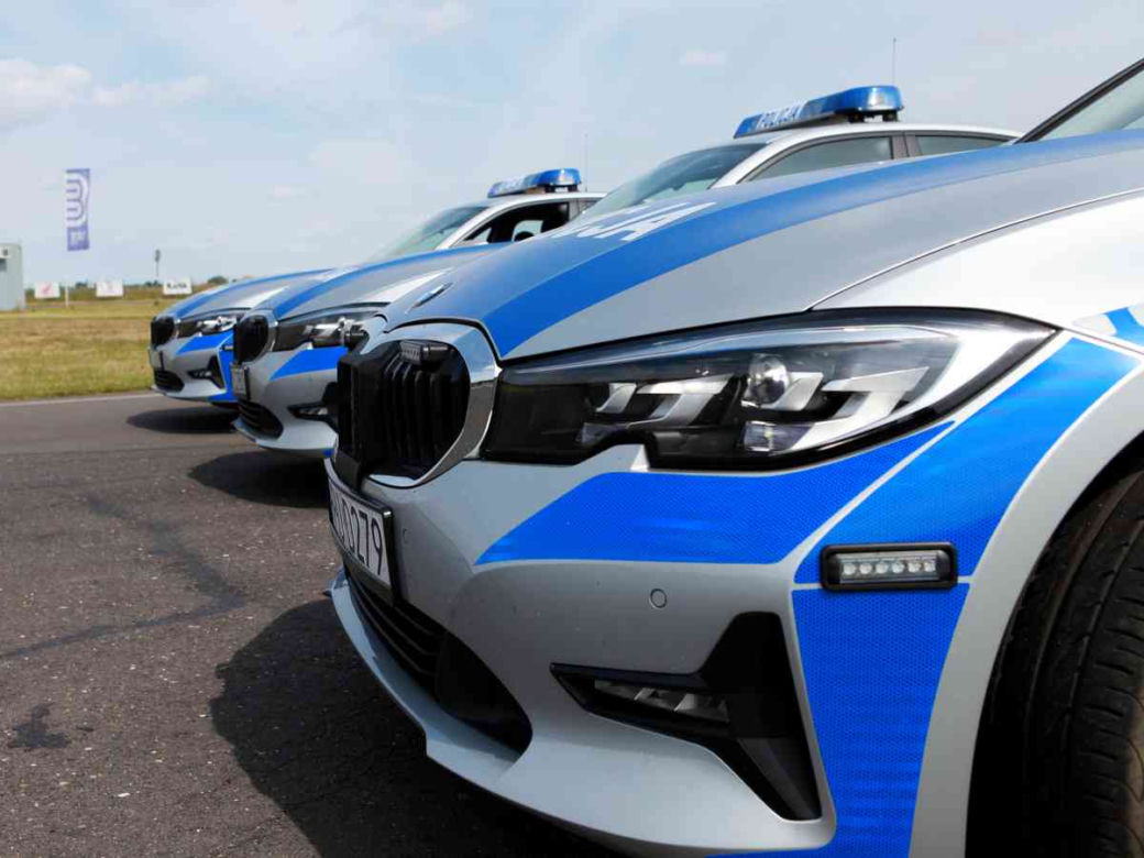 Policjanci przechodzą szkolenia z jazdy oznakowanymi BMW serii 3