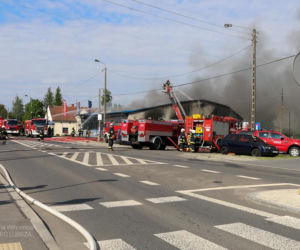 Lubrza. Potężny pożar przykrył niebo gęstym dymem. Ponad doba walki z żywiołem [ZDJĘCIA]