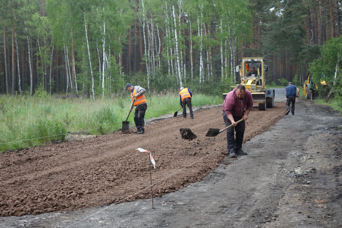 Gmina Bełchatów: Już za tydzień droga równa jak stół? Drogowcy uwijają się z naprawą  [FOTO]