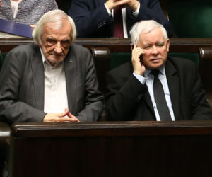 Prezes PiS krytykuje zarobki aniołków Glapińskiego