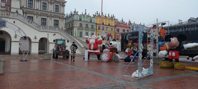 Bajkowa instalacja przed zamojski ratuszem