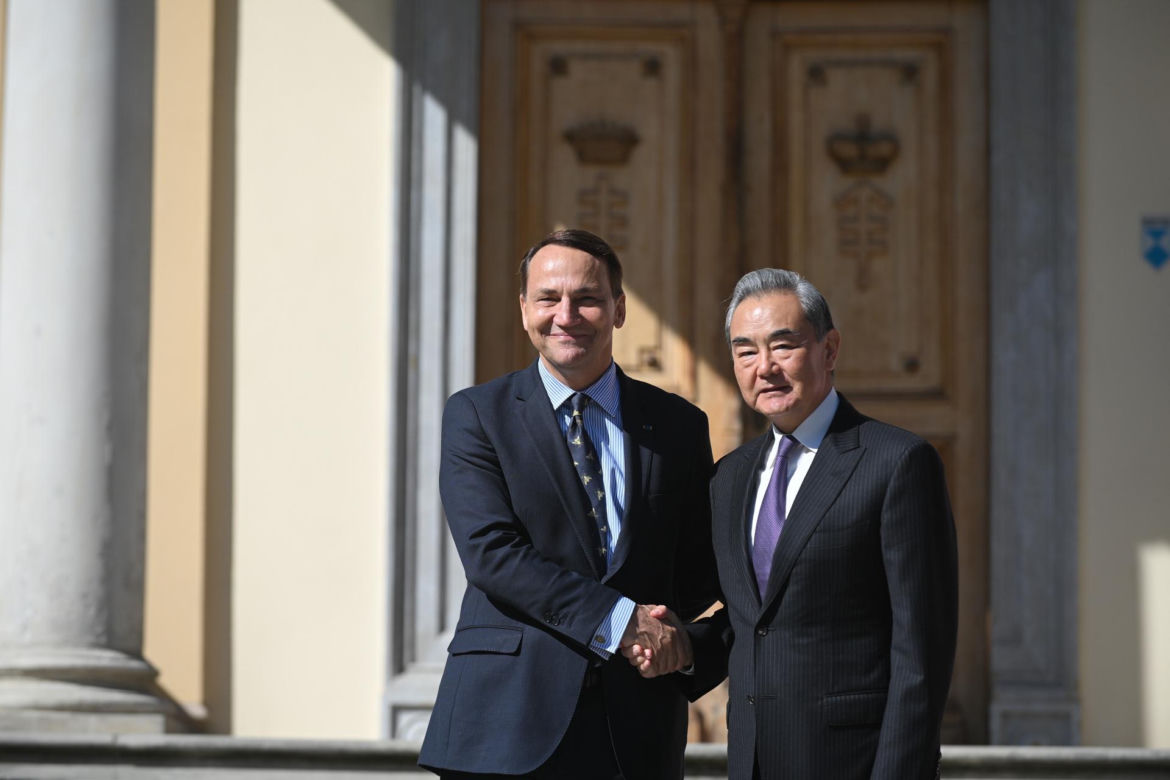 Chiński szef MSZ Wang Yi w Polsce. Spotyka się z Sikorskim i Nawrockim