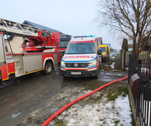 Kępno. Przegrzana bateria w zabawce przyczyną pożaru w domu jednorodzinnym w Myjomicach
