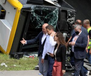 Autobus zawisł na moście Grota