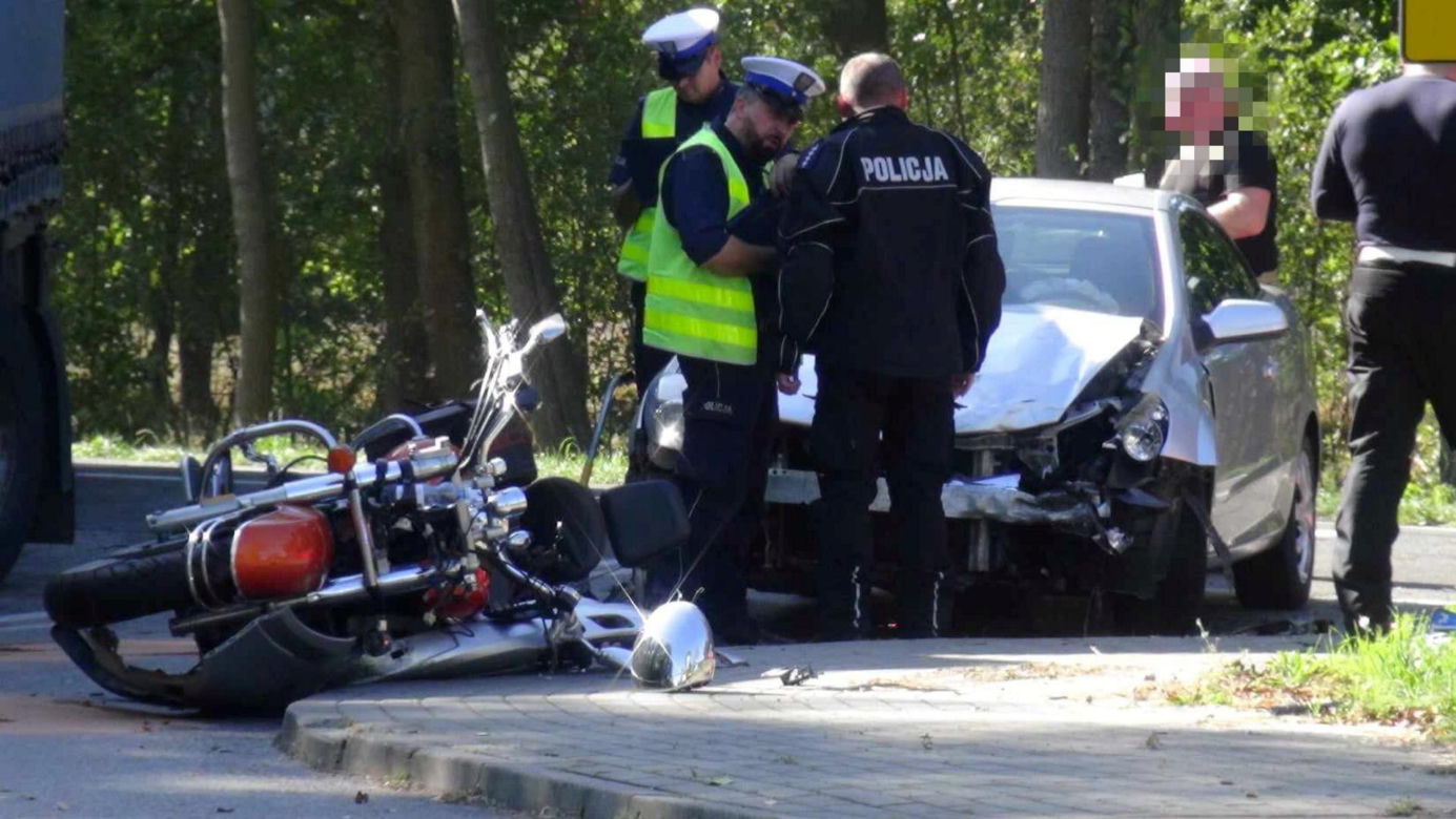 Koszmar na skrzyżowaniu w Sowiej Woli. Motocyklista przeleciał nad samochodem i gruchnął o asfalt. Zginął na miejscu