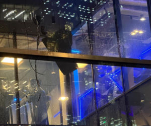 Runął sufit w biurowcu przy Twardej! Wiemy, co było przyczyną awarii