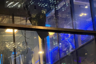 Runął sufit w biurowcu przy Twardej! Wiemy, co było przyczyną awarii