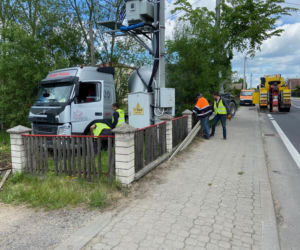 Zwierki. Wypadek na DK 19. Rozpędzona ciężarówka wjechała na posesję! Kierowca zabrany do szpitala [ZDJĘCIA]