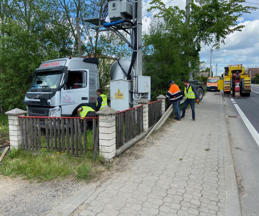 Zwierki. Wypadek na DK 19. Rozpędzona ciężarówka wjechała na posesję! Kierowca zabrany do szpitala [ZDJĘCIA]