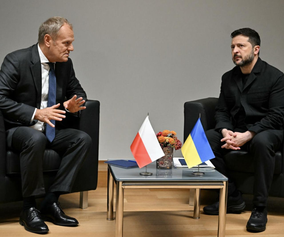 Donald Tusk i Wołodymyr Zełenski siedzą w fotelach podczas rozmowy. O relacjach polsko-ukraińskich przeczytasz na SE Polityka.