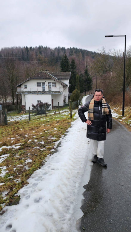 Michał Witkowski pod domem Violetty Villas