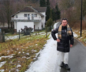 Michał Witkowski pod domem Violetty Villas