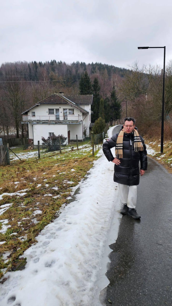 Michał Witkowski pod domem Violetty Villas