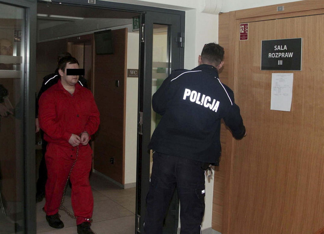 Oskarżony o dwa zabójstwa zaatakował za kratkami. Skatował więźnia, bo wywiesił pranie w celi!