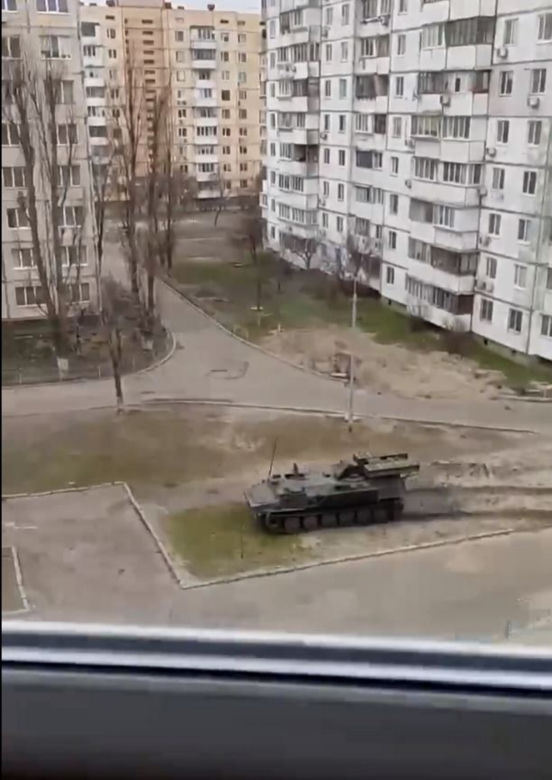 Ukraina. Rosyjskie pojazdy pancerne zmiażdżyły cywilny samochód. Kierowca ocalał! 