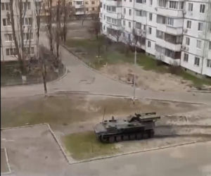 Ukraina. Rosyjskie pojazdy pancerne zmiażdżyły cywilny samochód. Kierowca ocalał! 