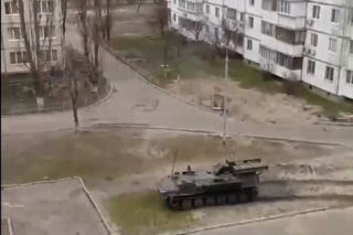 Ukraina. Rosyjskie pojazdy pancerne zmiażdżyły cywilny samochód. Kierowca ocalał!