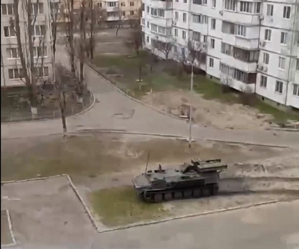 Ukraina. Rosyjskie pojazdy pancerne zmiażdżyły cywilny samochód. Kierowca ocalał! 