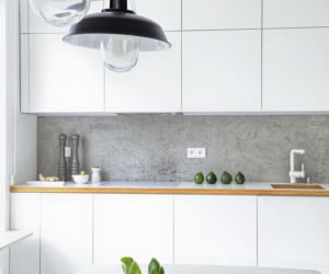 Beton w kuchni - wykończenie ściany nad blatem kuchennym