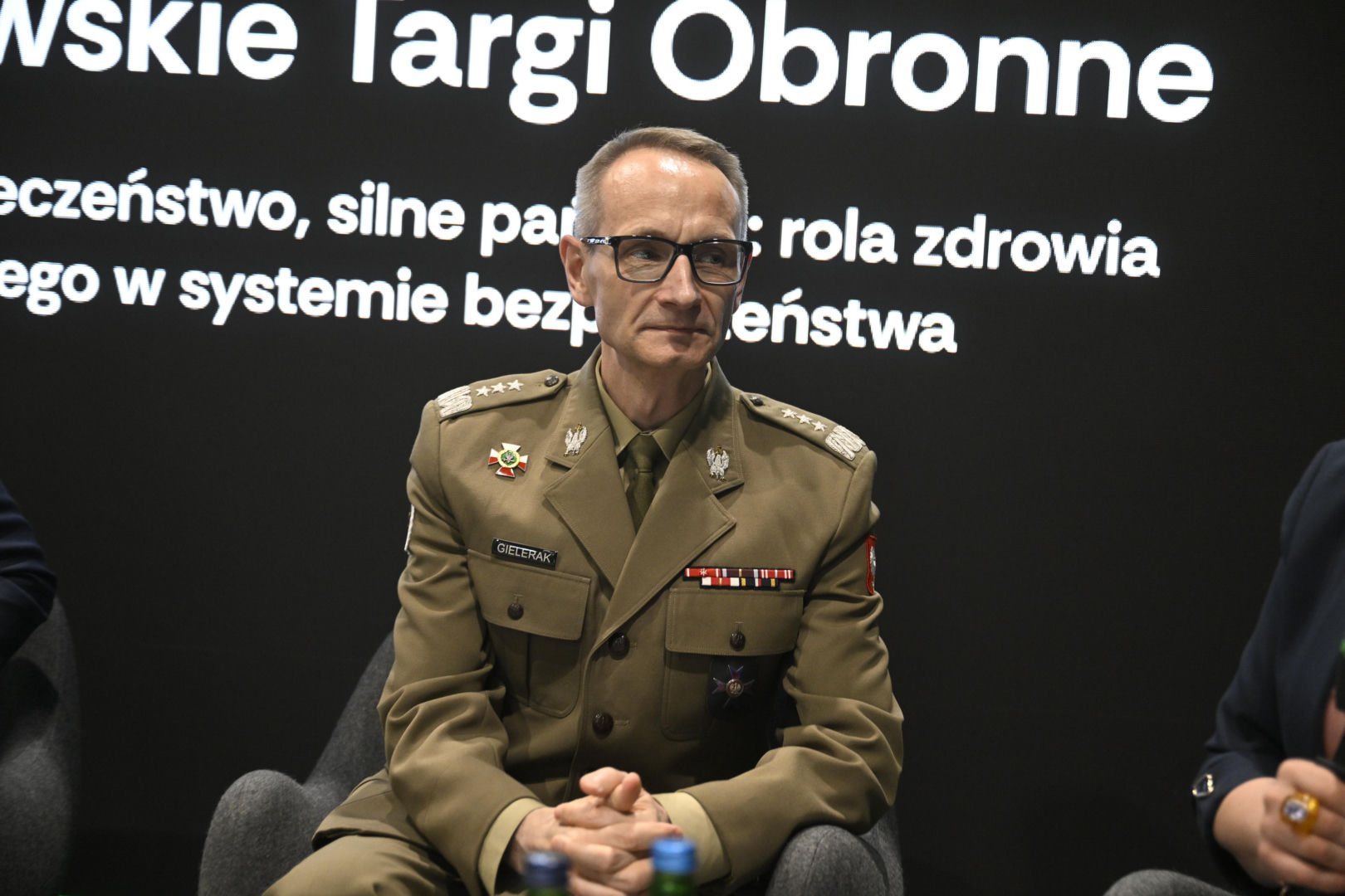 Warszawskie Targi Obronne. Scena Niebieska. Warszawskie Targi Obronne.. Scena Niebieska Jak w czasie kryzysu zapewnić łączność satelitarną instytucjom państwa i instytucjom rządowym? Budowa suwerennego systemu: potrzeby oraz krajowe zdolności przemysłowe