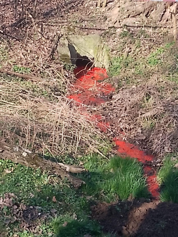 Wątok w Tarnowie stał się czerwony jak cegła. Sprawą zajmie się prokuratura