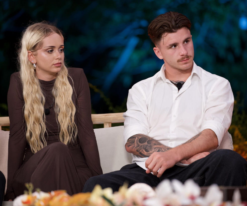 Natalia i Filip siedzą obok siebie na kanapie z poważnymi minami. O kłótni w Hotelu Paradise przeczytasz na VOX FM.