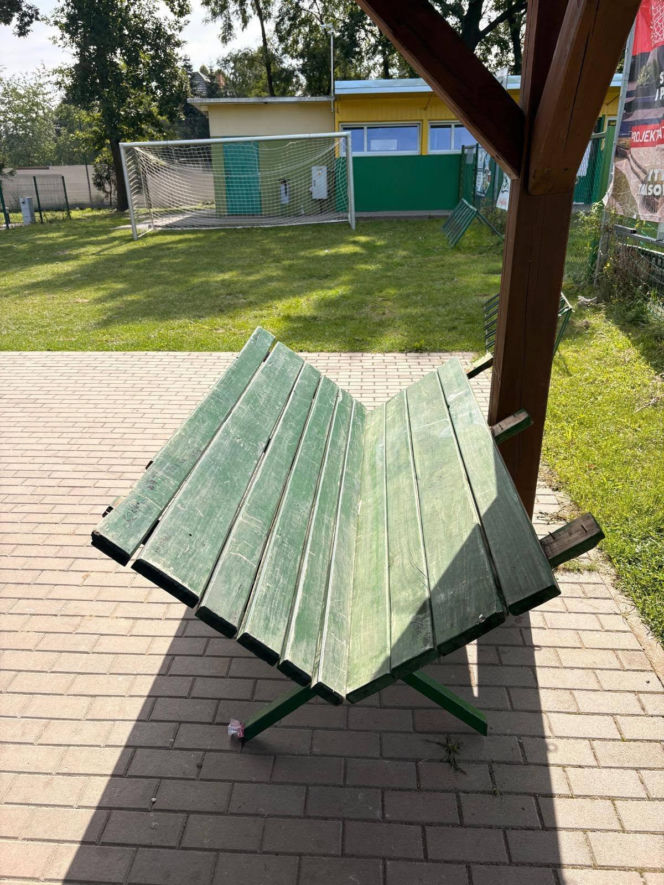 Zdewastowana wiata w Wilkowicach