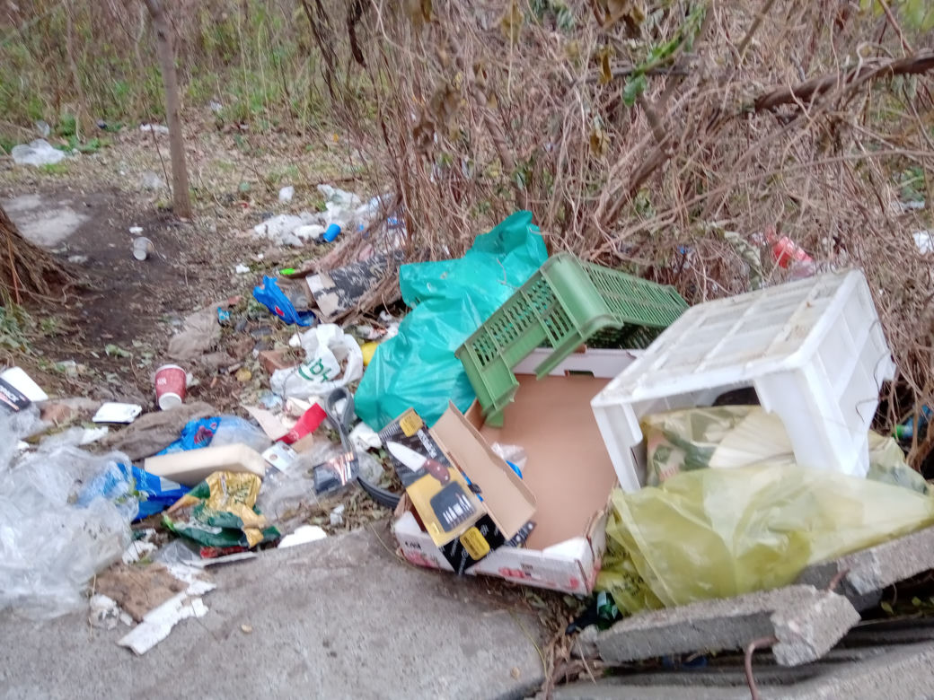 Śmieci na targowisku "Świebodzki"