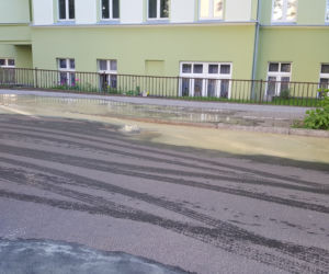 Potok wody na ul. Zamoyskiego w Bydgoszczy [ZDJĘCIA]
