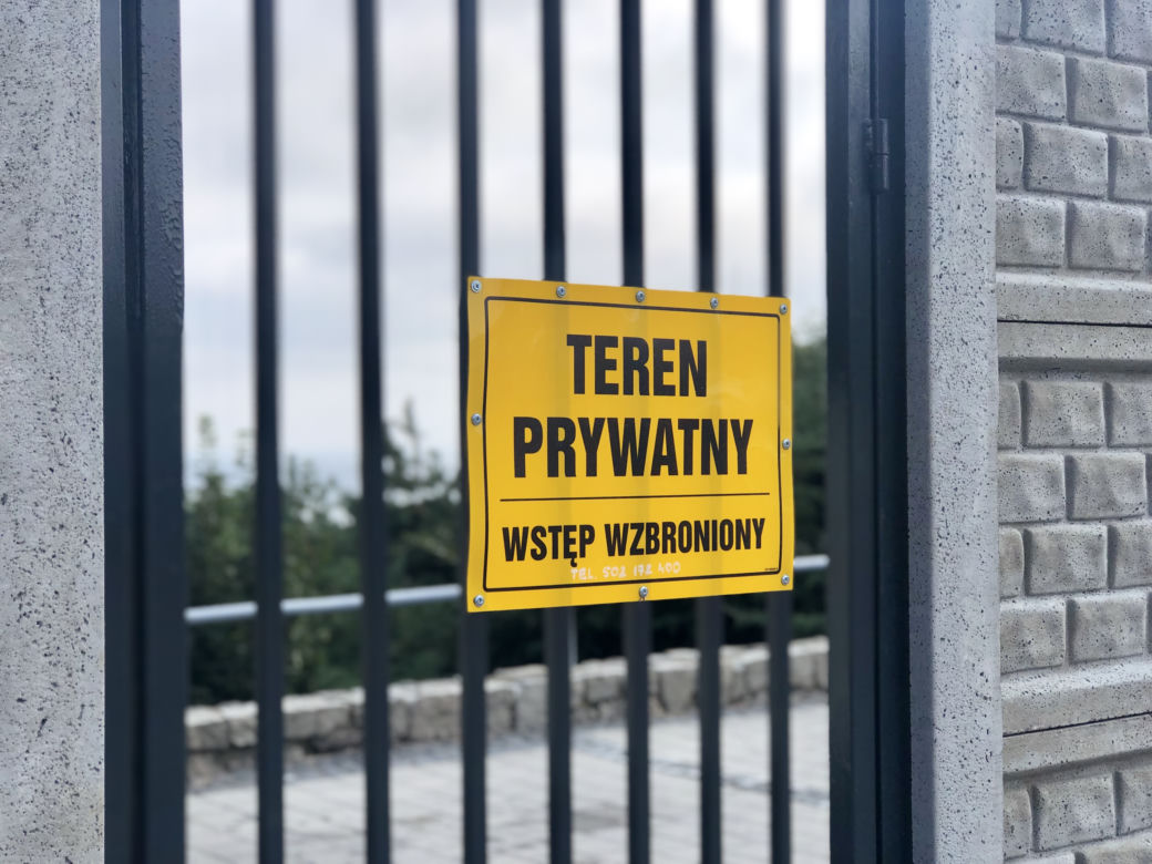 - Ten mur absolutnie nie powinien tutaj stanąć - mówi Agata Grzegorczyk i dodaje, że cały teren na Kamiennej Górze jest pod opieką konserwatora zabytków. 
