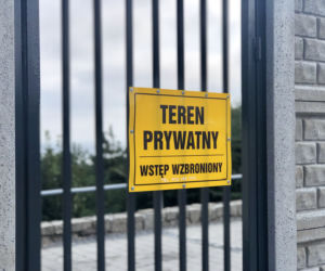 - Ten mur absolutnie nie powinien tutaj stanąć - mówi Agata Grzegorczyk i dodaje, że cały teren na Kamiennej Górze jest pod opieką konserwatora zabytków. 