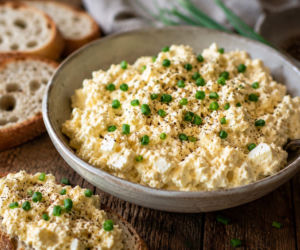 Pasta jajeczna z serkiem wiejskim (ubijana) – kremowa jak z kawiarni, ale z prostych składników