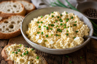 Pasta jajeczna z serkiem wiejskim (ubijana) – kremowa jak z kawiarni, ale z prostych składników