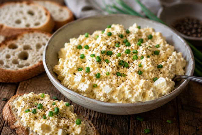 Pasta jajeczna z serkiem wiejskim (ubijana) – kremowa jak z kawiarni, ale z prostych składników