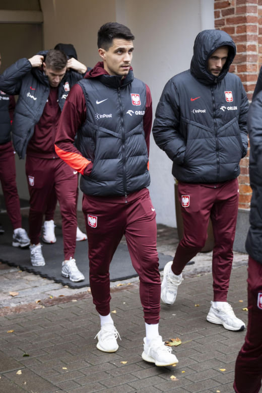 Reprezentacja zmokła na spacerze. Lewandowski się krył przed deszczem