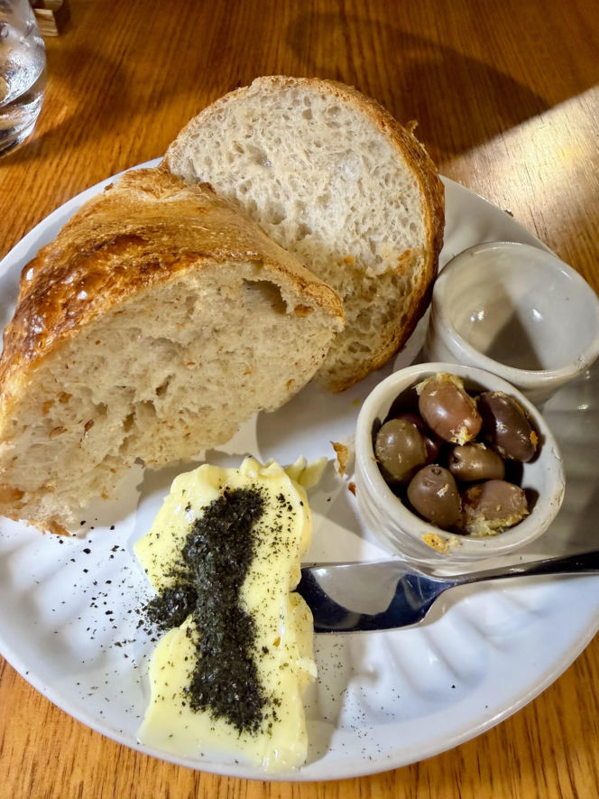 Domowy chleb z oliwkami infuzowanymi pomarańczą i masłem w Akua