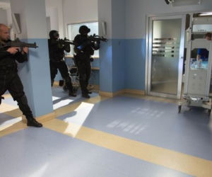 Na dobre i na złe odcinek 642, Dowódca antyterrorystów (Tomasz Oświeciński)