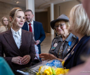 Elegancka Marta Nawrocka w USA. Postawiła na klasyki: beż i brąz. Ale to torebka robi robotę!