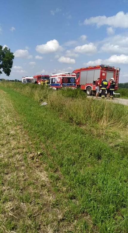 43-latka z trojgiem dzieci dachowała oplem pod Płońskiem! Rodzina ze Śląska w szpitalu. Lądował śmigłowiec [ZDJĘCIA]