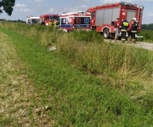 43-latka z trojgiem dzieci dachowała oplem pod Płońskiem! Rodzina ze Śląska w szpitalu. Lądował śmigłowiec [ZDJĘCIA]