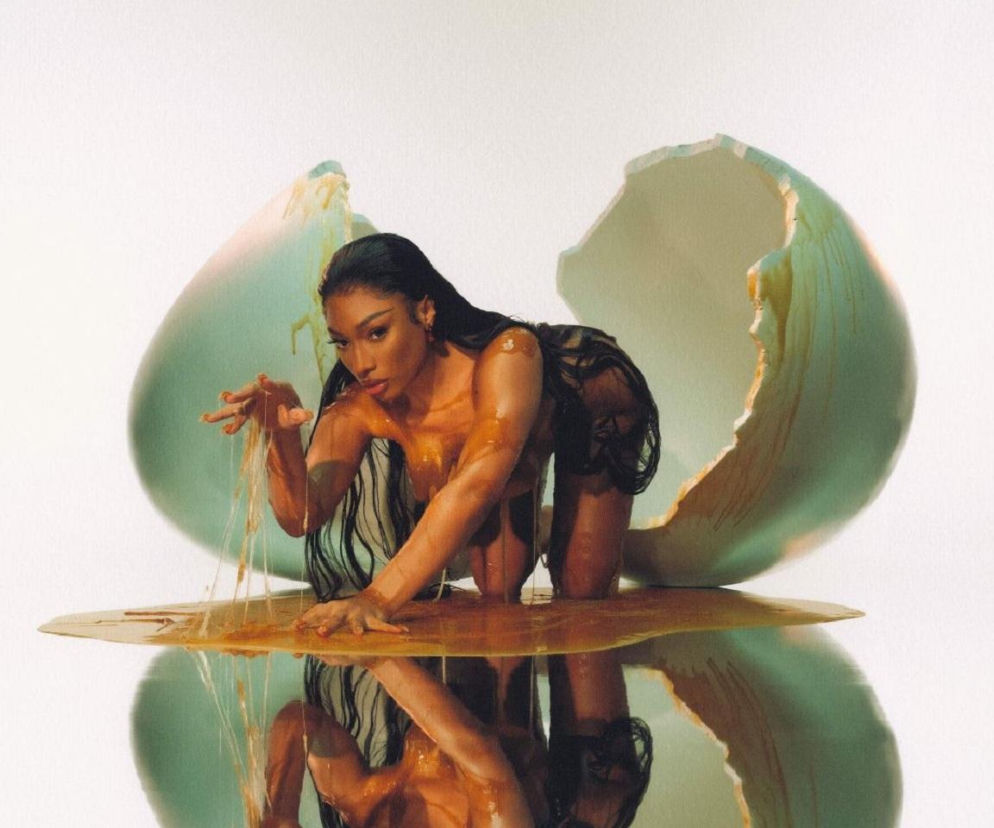 Megan Thee Stallion wychodzi z pękniętej skorupy jaja. O kontrowersyjnym utworze raperki przeczytasz na Eska.