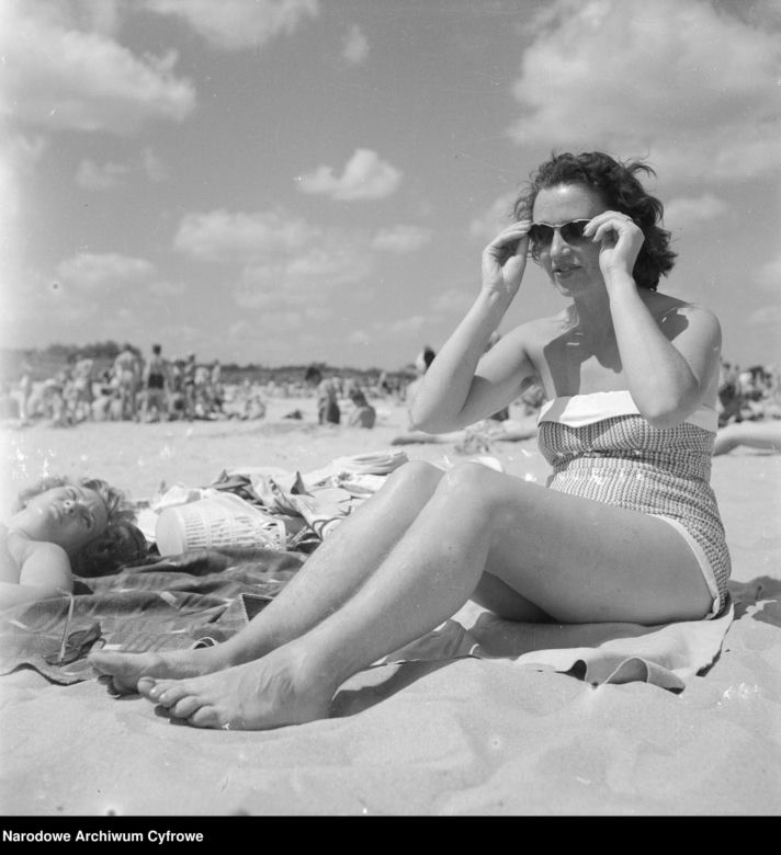 QUIZ PRL. Seksbomby znad Bałtyku. W czym opalały się nasze matki i babki? 15 pytań o plażowanie w stylu PRL